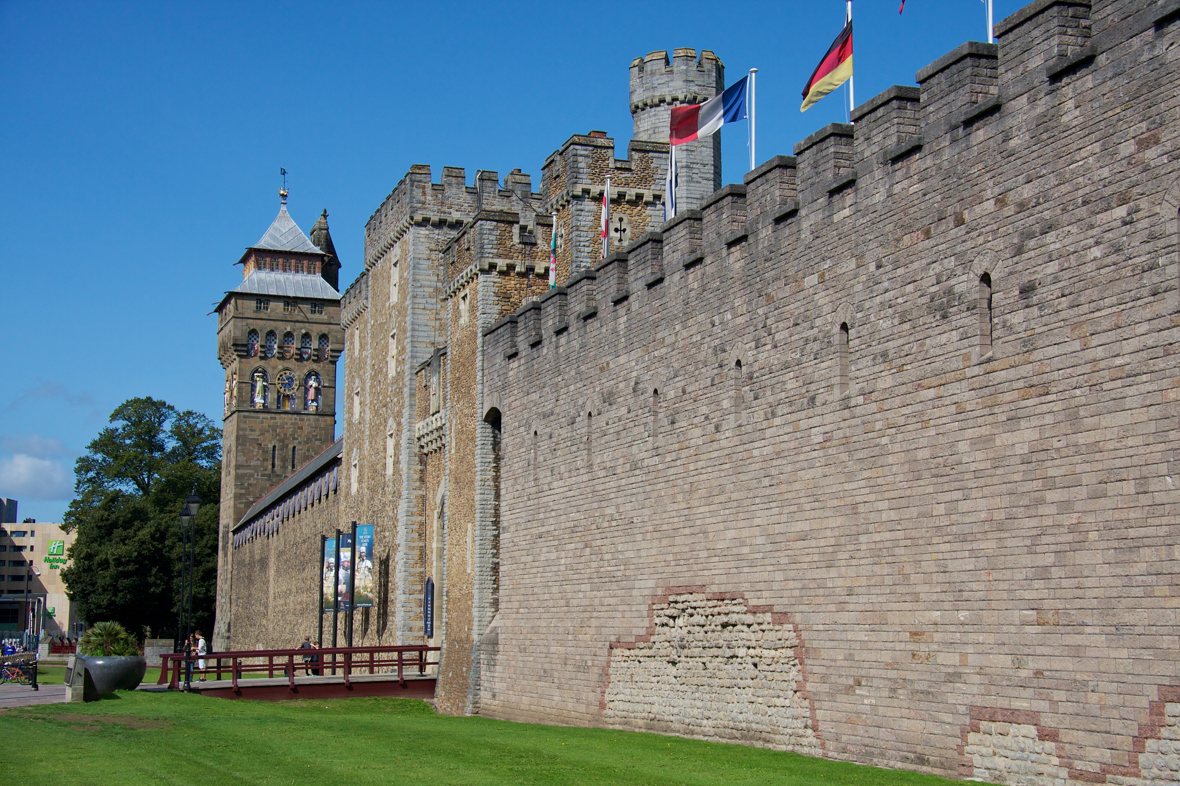 Первые замки. Римские Форты Кардифф. Cardiff Castle Museum. Кардифф Римская крепость. Замок Кардифф с наружи.