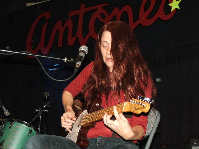 Carolyn Wonderland performing at [[Clifford Antone|Antone's]] in [[Austin, Texas]] (2006).