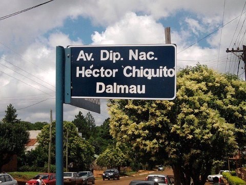 '''''Avenida Diputado Nacional Héctor Chiquito Dalmau''''' en pleno centro de [[Campo Ramón