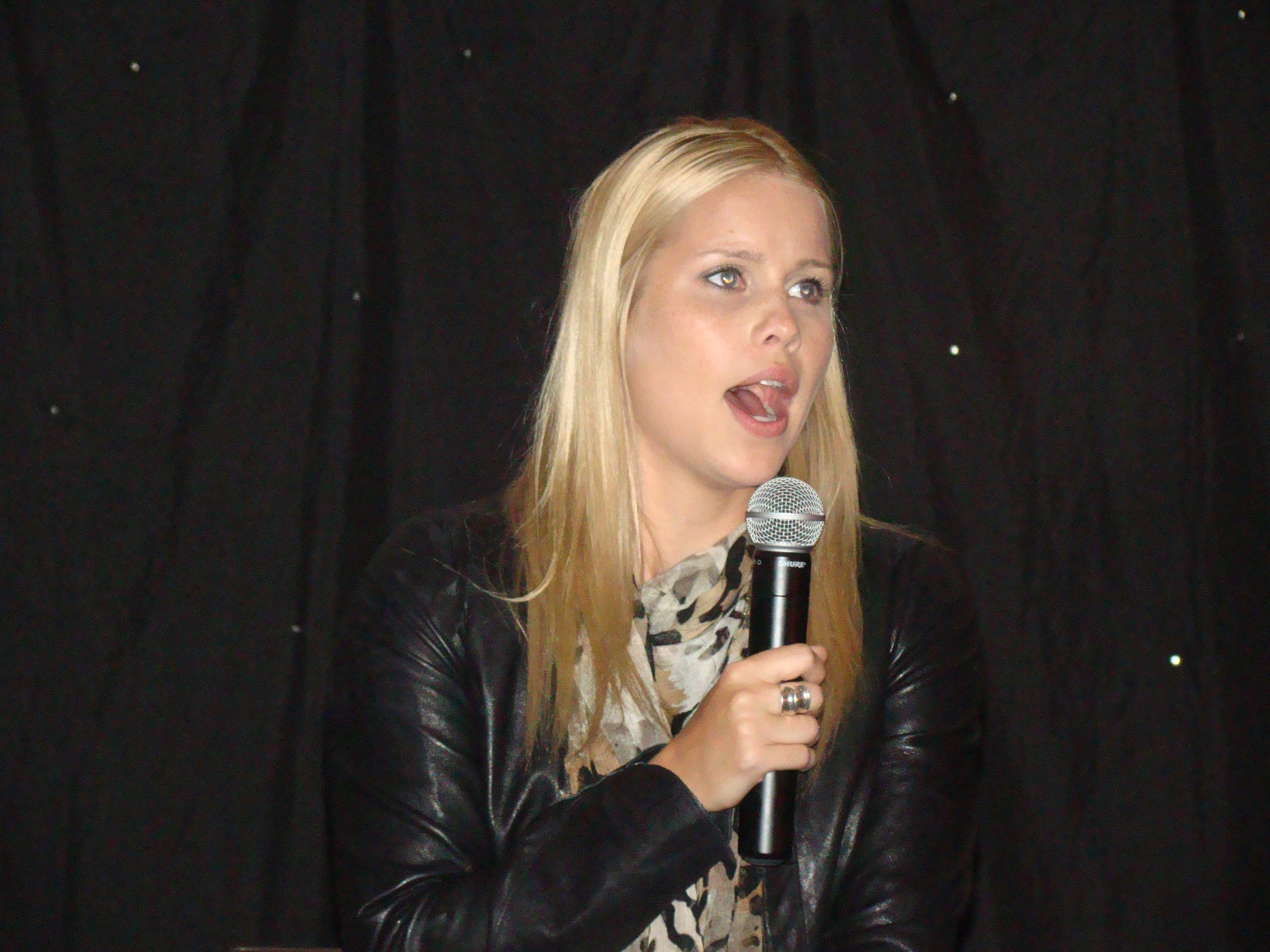 Claire Holt, Claire Holt Wiki