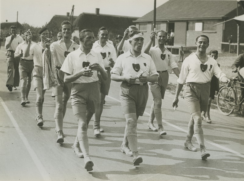 File:De groep van 'de Haagsche Vierdaagsche' op het parcours van 55 km geniet van ban – F40479 – KNBLO.jpg