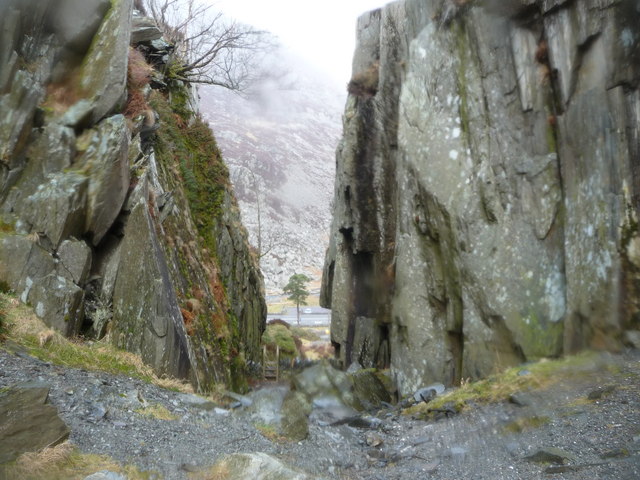 Descent to Idwal Cottage car park - geograph.org.uk - 1765023