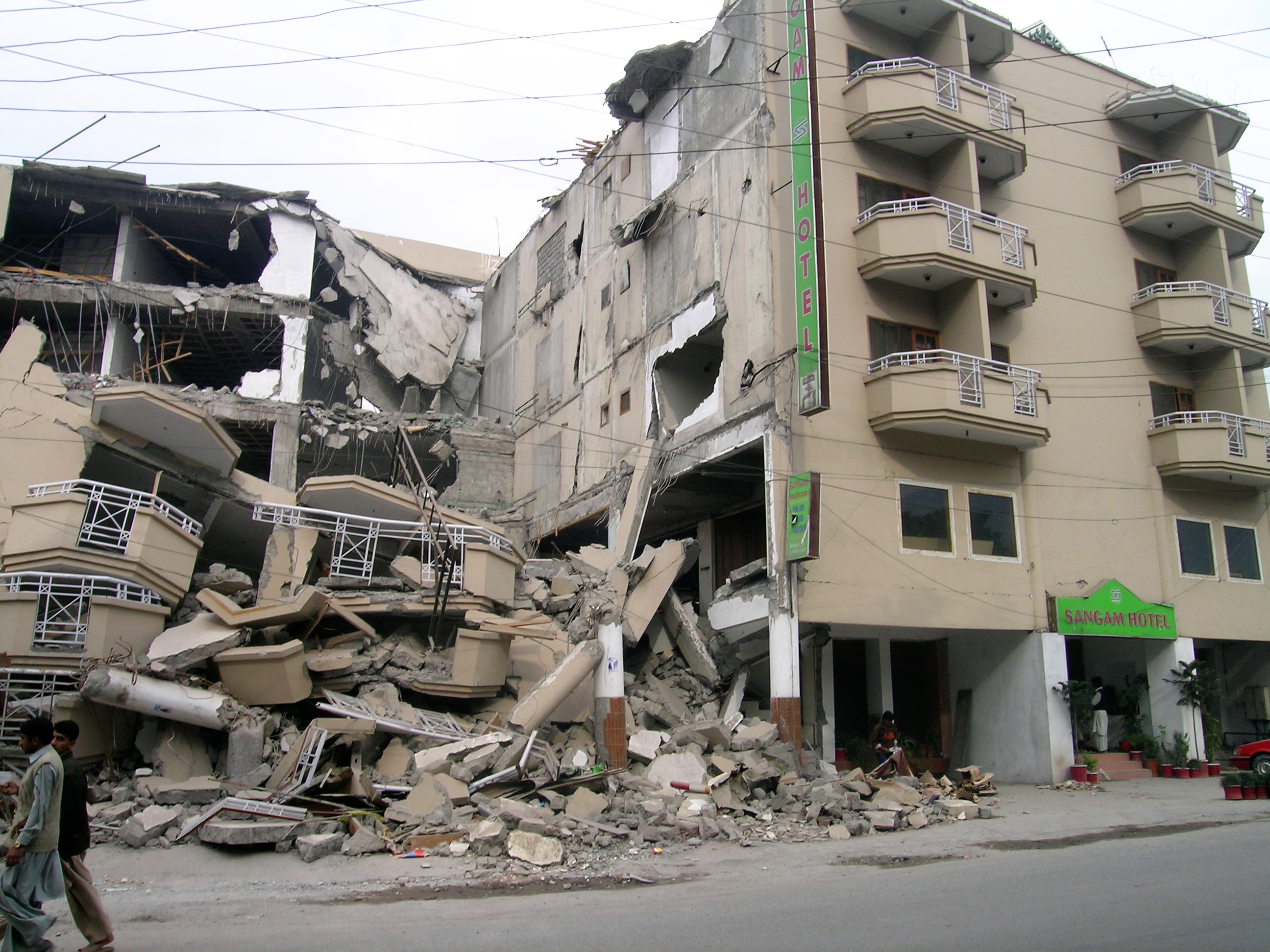 Earthquake near. Землетрясение в Пакистане 2005. Разрушенное здание. Техногенные землетрясения. Здание разрушенное землетрясением.