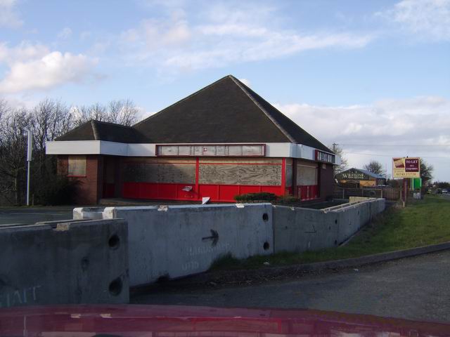 https://upload.wikimedia.org/wikipedia/commons/d/d2/Disused_Little_Chef_-_geograph.org.uk_-_148422.jpg