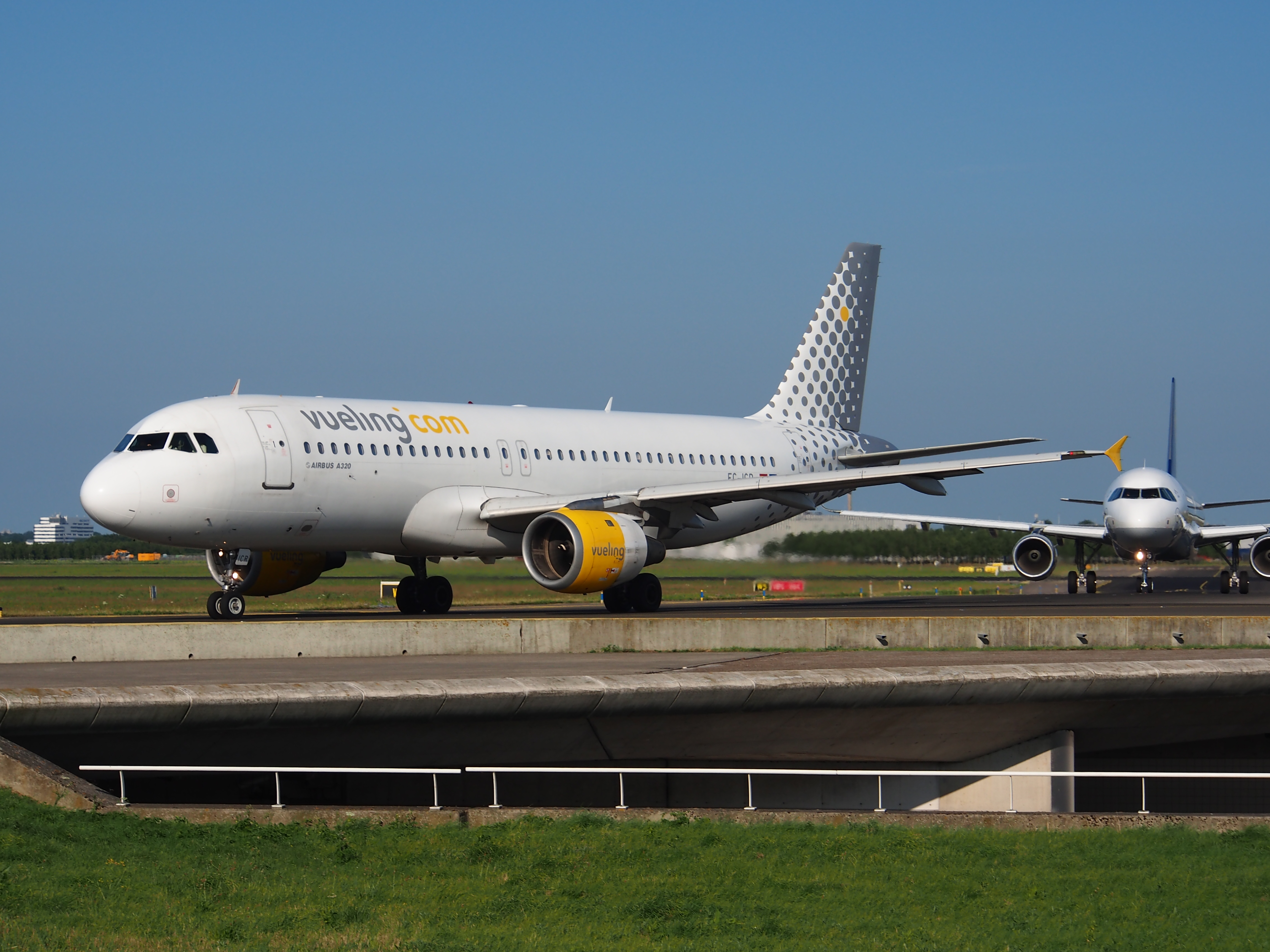 Cual es la terminal de vueling en barcelona