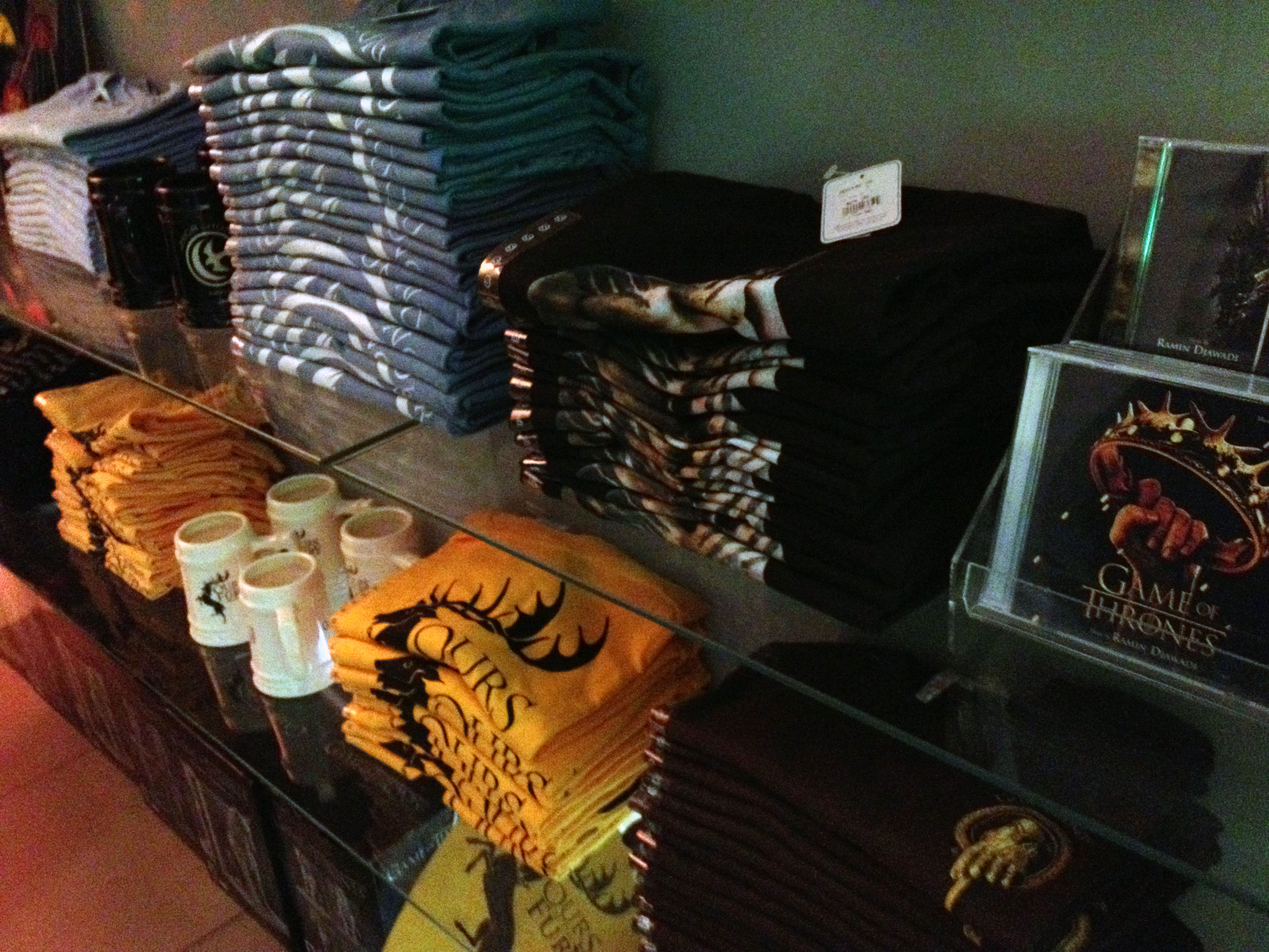 Escudriñar maratón Premonición Archivo:Game of Thrones merchandise in HBO shop.jpg - Wikipedia, la  enciclopedia libre