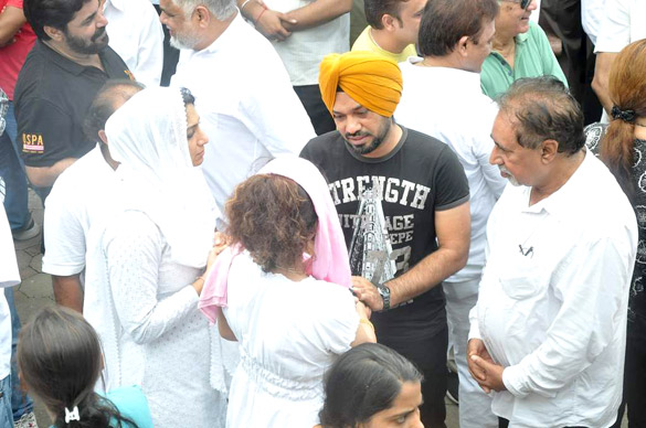 File:Gurpreet Guggi at Dara Singh's funeral 28.jpg