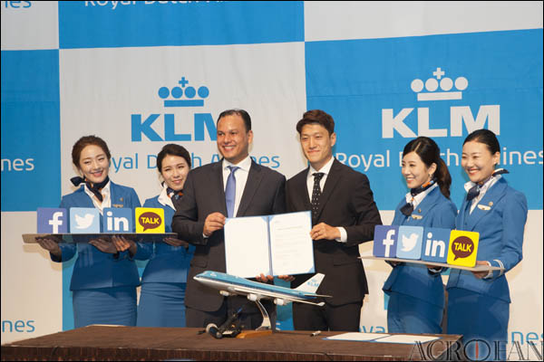 File:KLM Royal Dutch Airlines KakaoTalk service launching with Lee Chung-Yong from acrofan (1).jpg