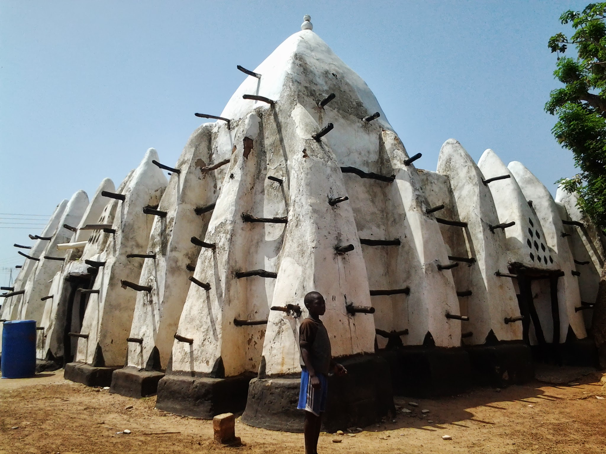 https://upload.wikimedia.org/wikipedia/commons/d/d2/Larabanga_Mosque_Ghana_%28side_view%29.jpg