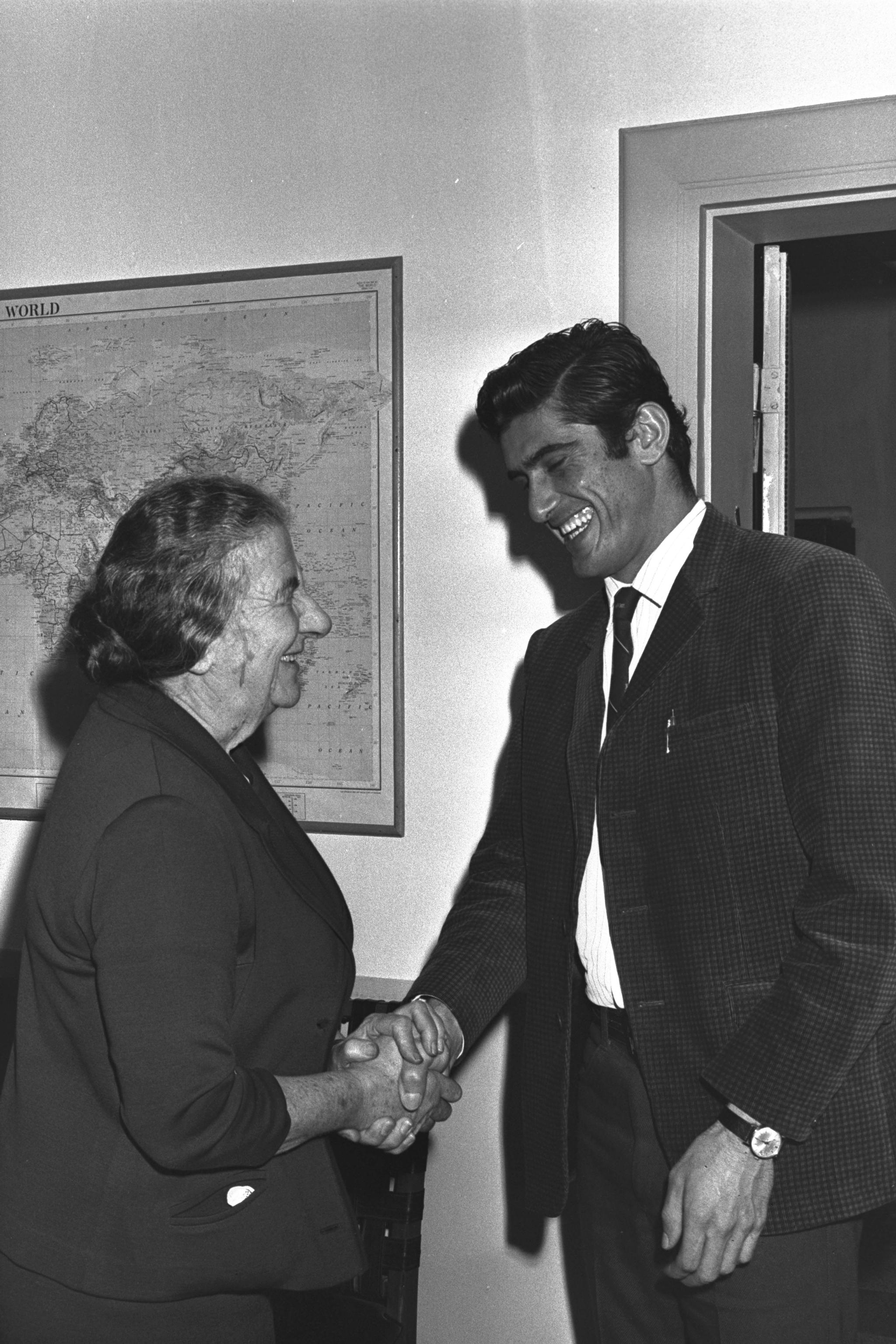 https://upload.wikimedia.org/wikipedia/commons/d/d2/Mordechai_Rachamim_meets_Golda_Meir%2C_1969_I.jpg