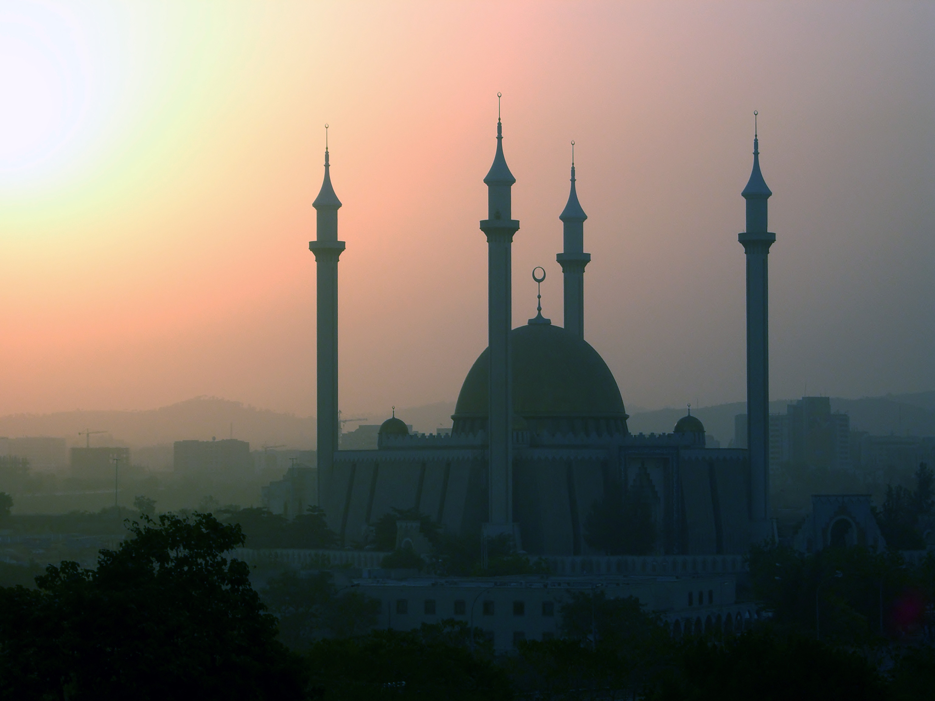 Abuja Mosque during Harmattan By Kipp Jones from Atlanta, US (Harmattan) [CC BY-SA 2.0]via Wikimedia Commons