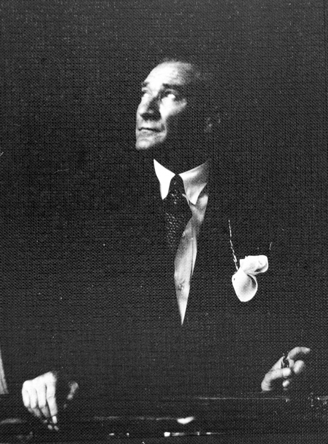 Mustafa Kemal Atatürk siyah beyaz.jpg