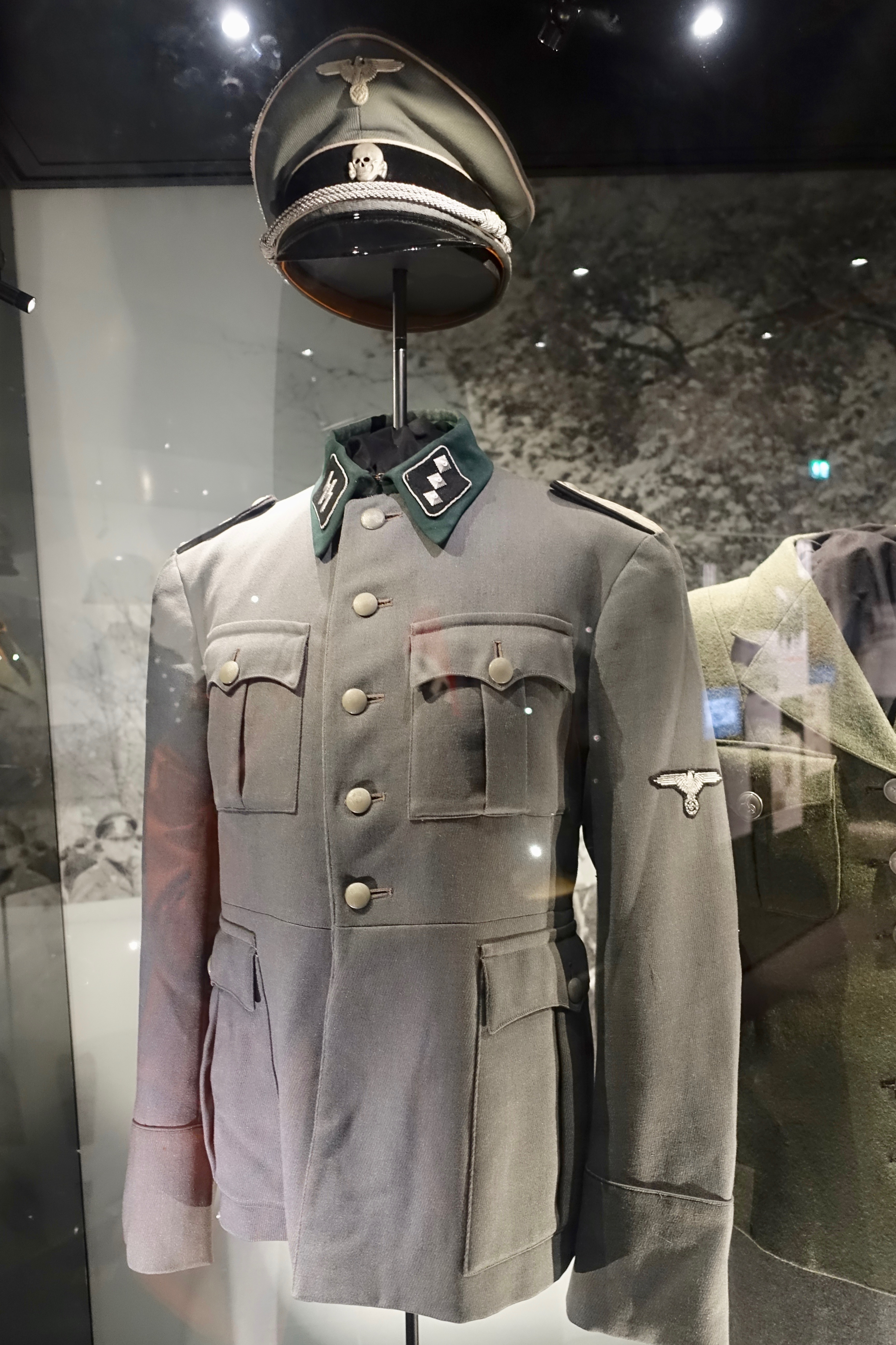 File Norway In Ww2 Nazi German Ss Uniform Tunic W Ss Untersturmfuhrer Collar Patches And Ss Eagle On Sleeve Visor Cap W Skull Totenkopf Norwegian Armed Forces Museum Forsvarsmuseet Oslo 19 03 31 Dsc Jpg Wikimedia Commons