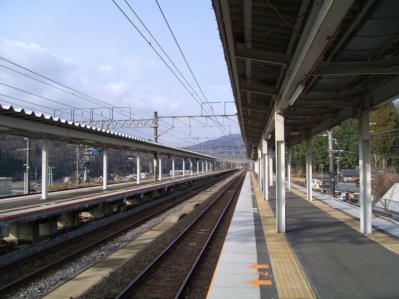 File:Omishiotsu Station Platform 2007.jpg