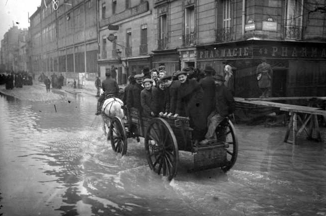 File:Paris 1910 Inondation rue du Théâtre.jpg