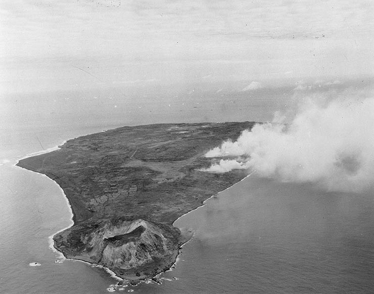 File:Pre-invasion bombardment of Iwo Jima.jpg - Wikipedia