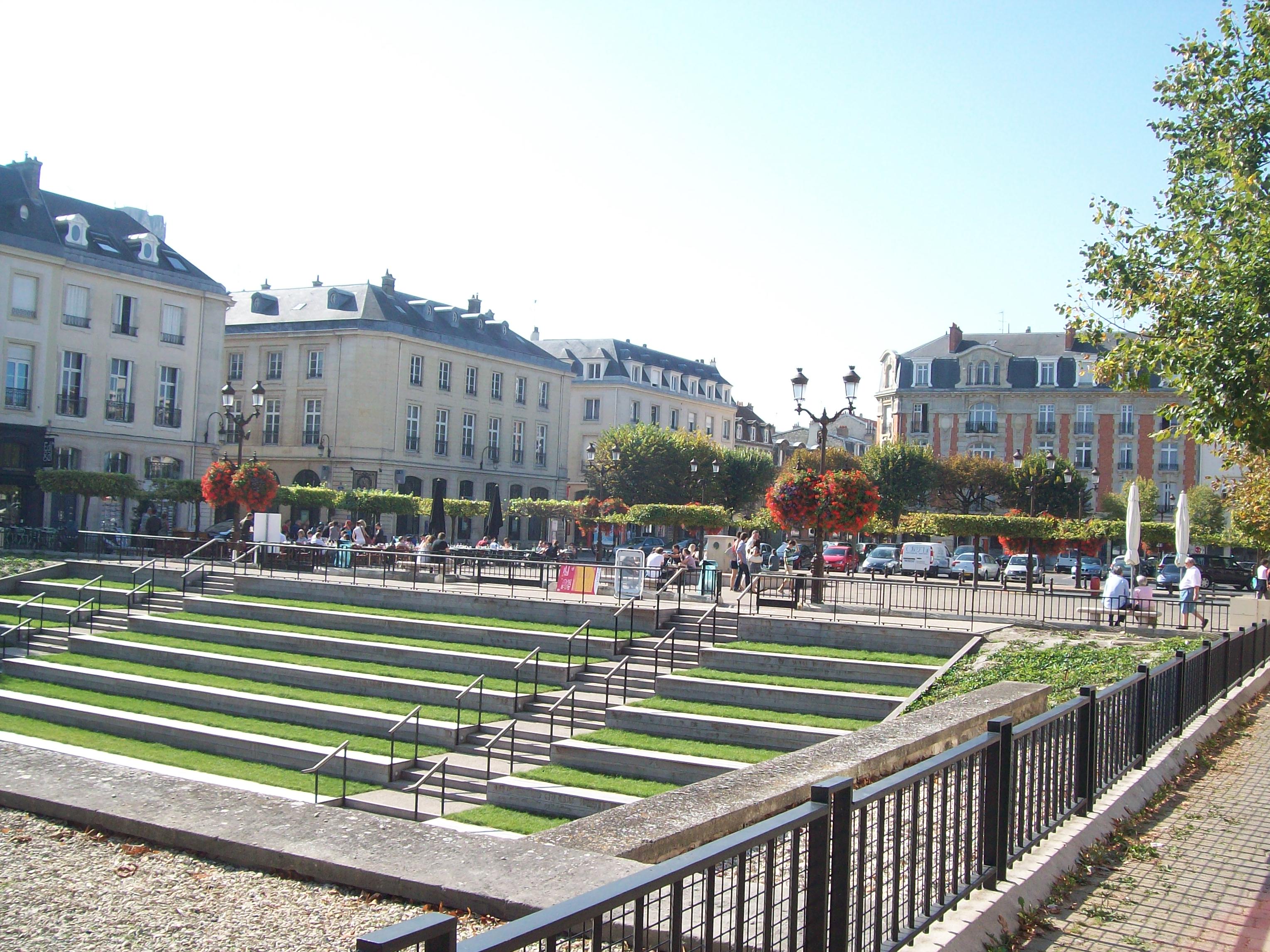 File:Reims Place du Forum 1001.jpg - Wikimedia Commons