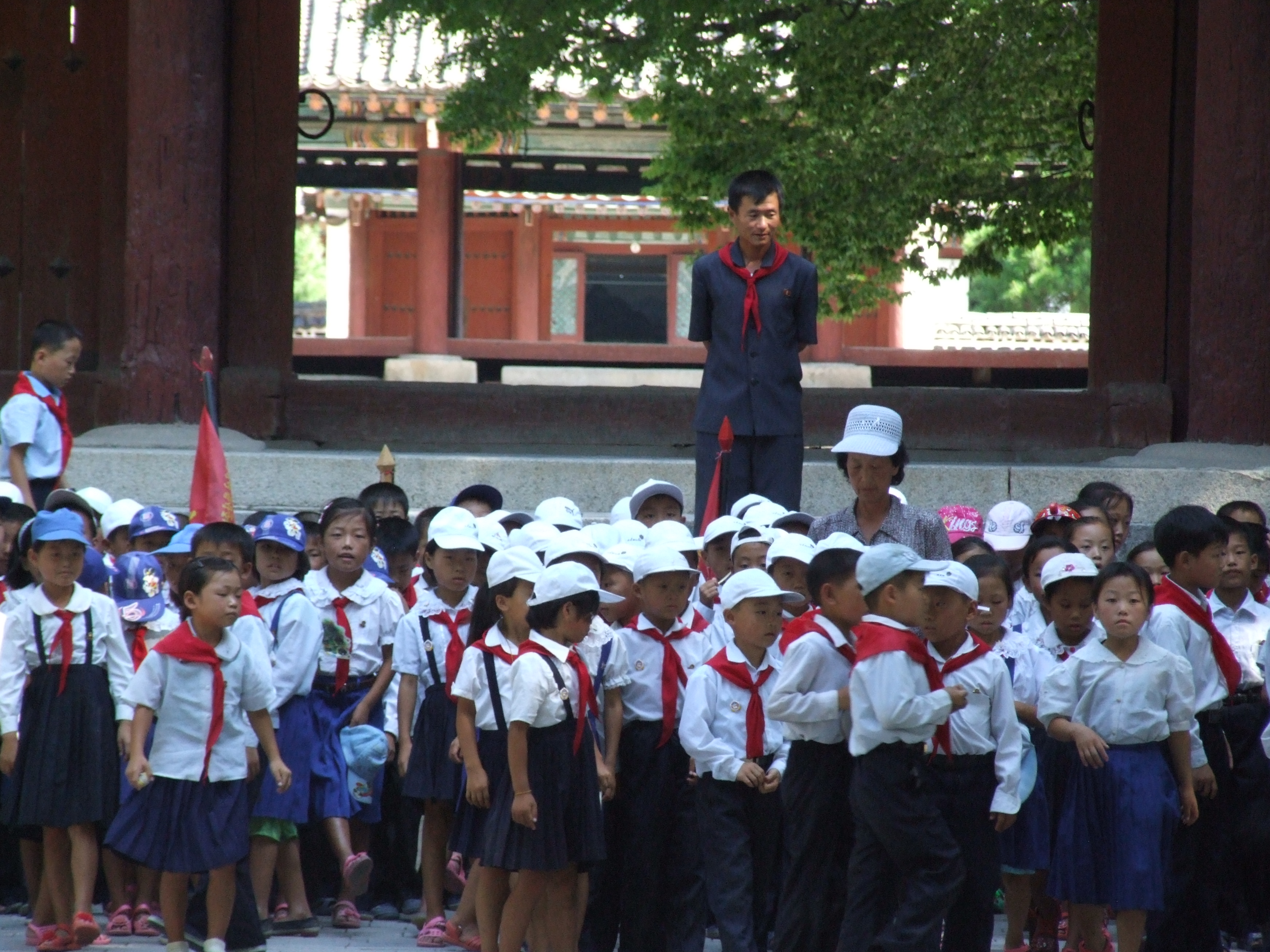 Дети кндр. North Korea School. Школа в Северной Корее здание. North Korea Schools. Jyukuatsu School filed.