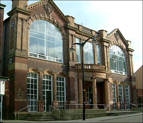 File:School of Art, Burslem - geograph.org.uk - 345890.jpg