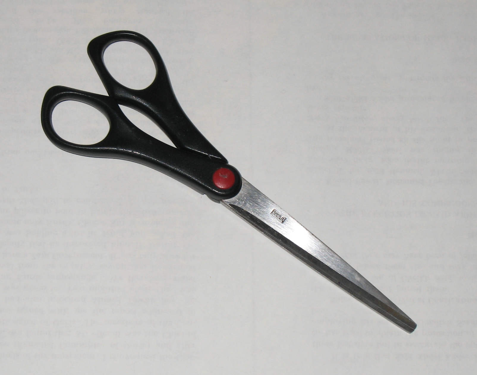 https://upload.wikimedia.org/wikipedia/commons/d/d2/Scissor.JPG