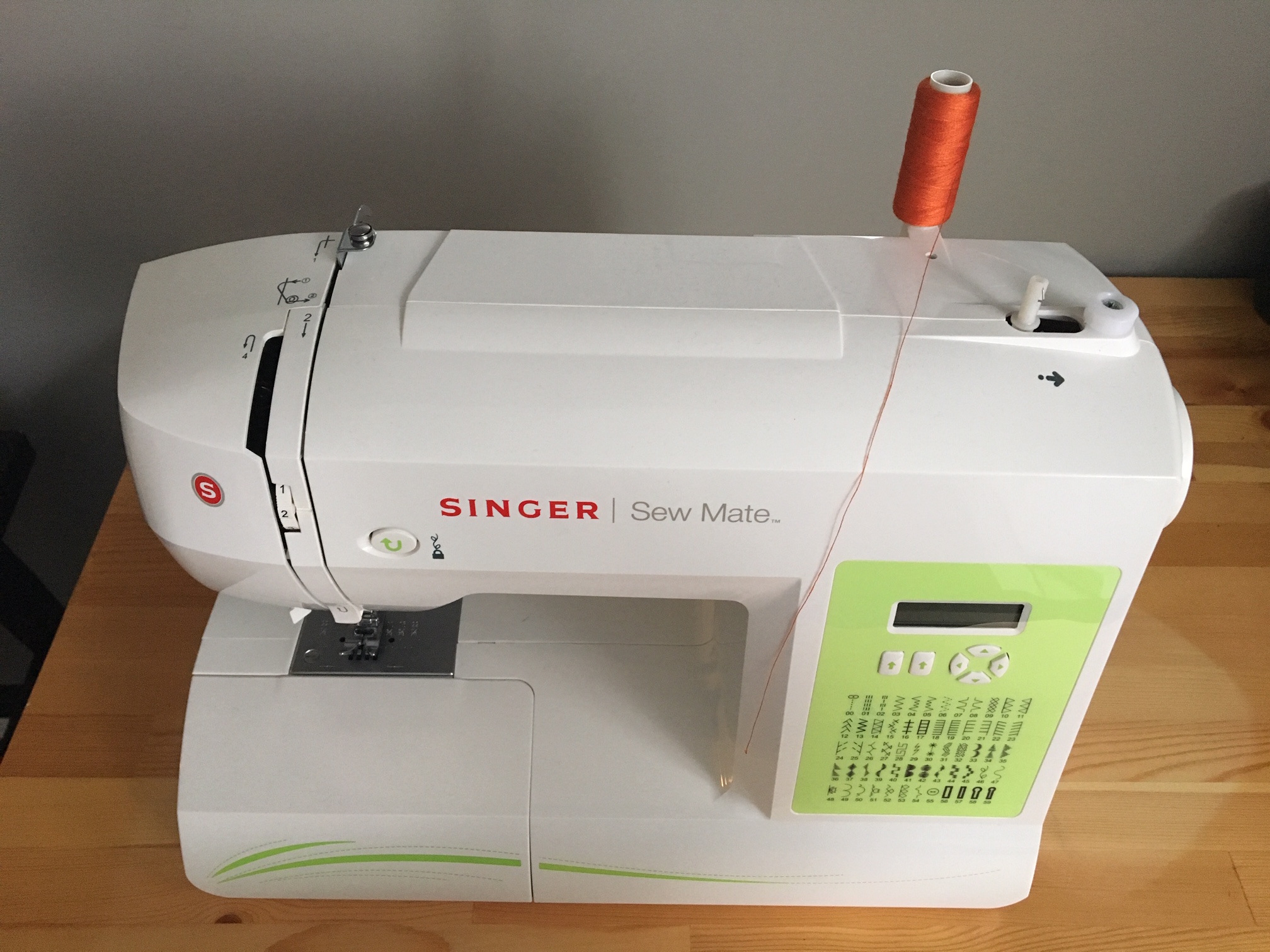 File:Singer sewing machine with a thread on top.jpg - Wikimedia Commons