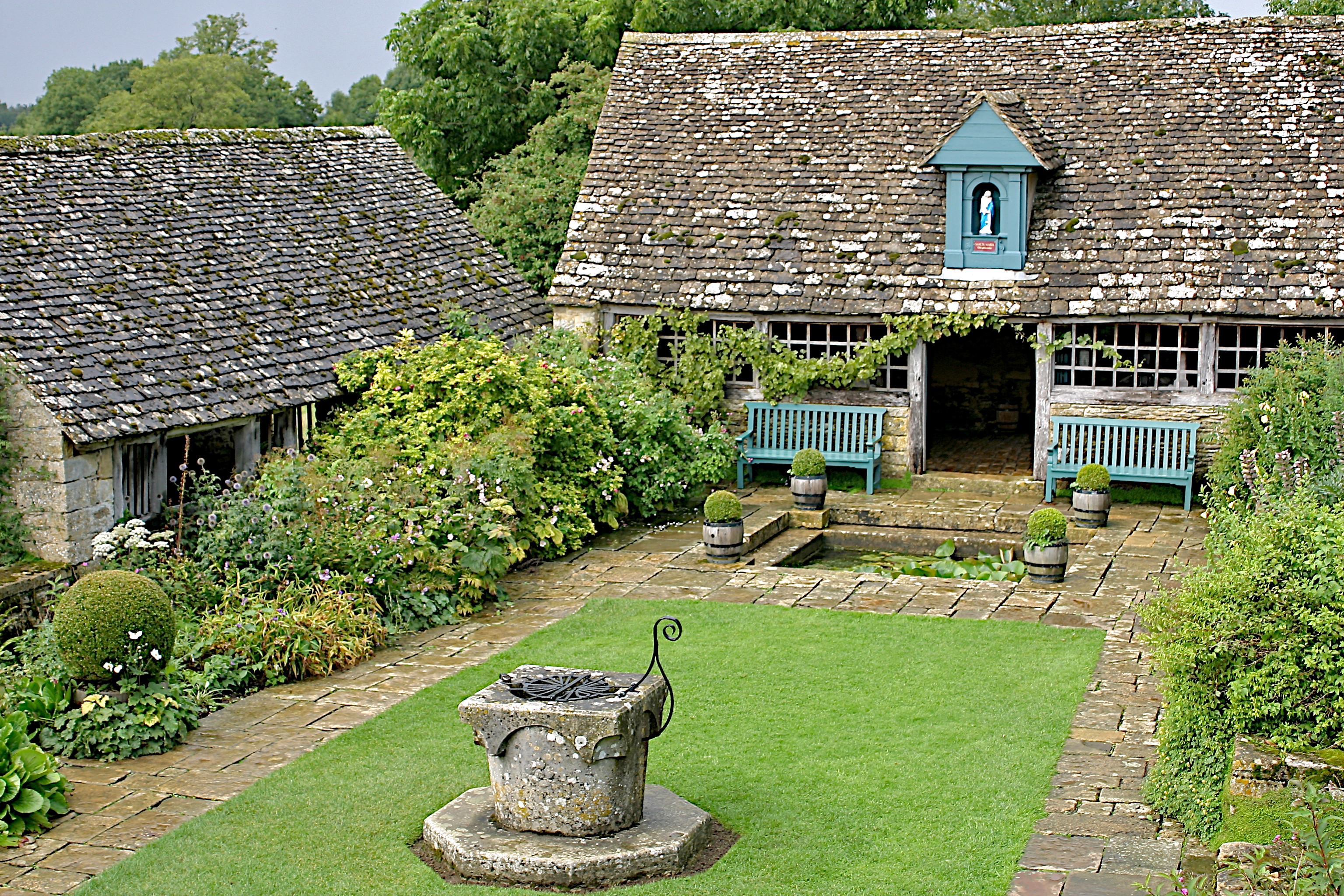 File:Snowshill Manor garden 7.jpg - Wikimedia Commons