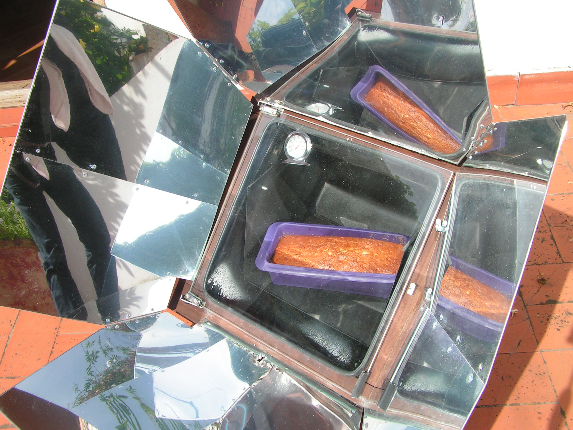 https://upload.wikimedia.org/wikipedia/commons/d/d2/Solar_cake_in_a_solar_oven.jpg