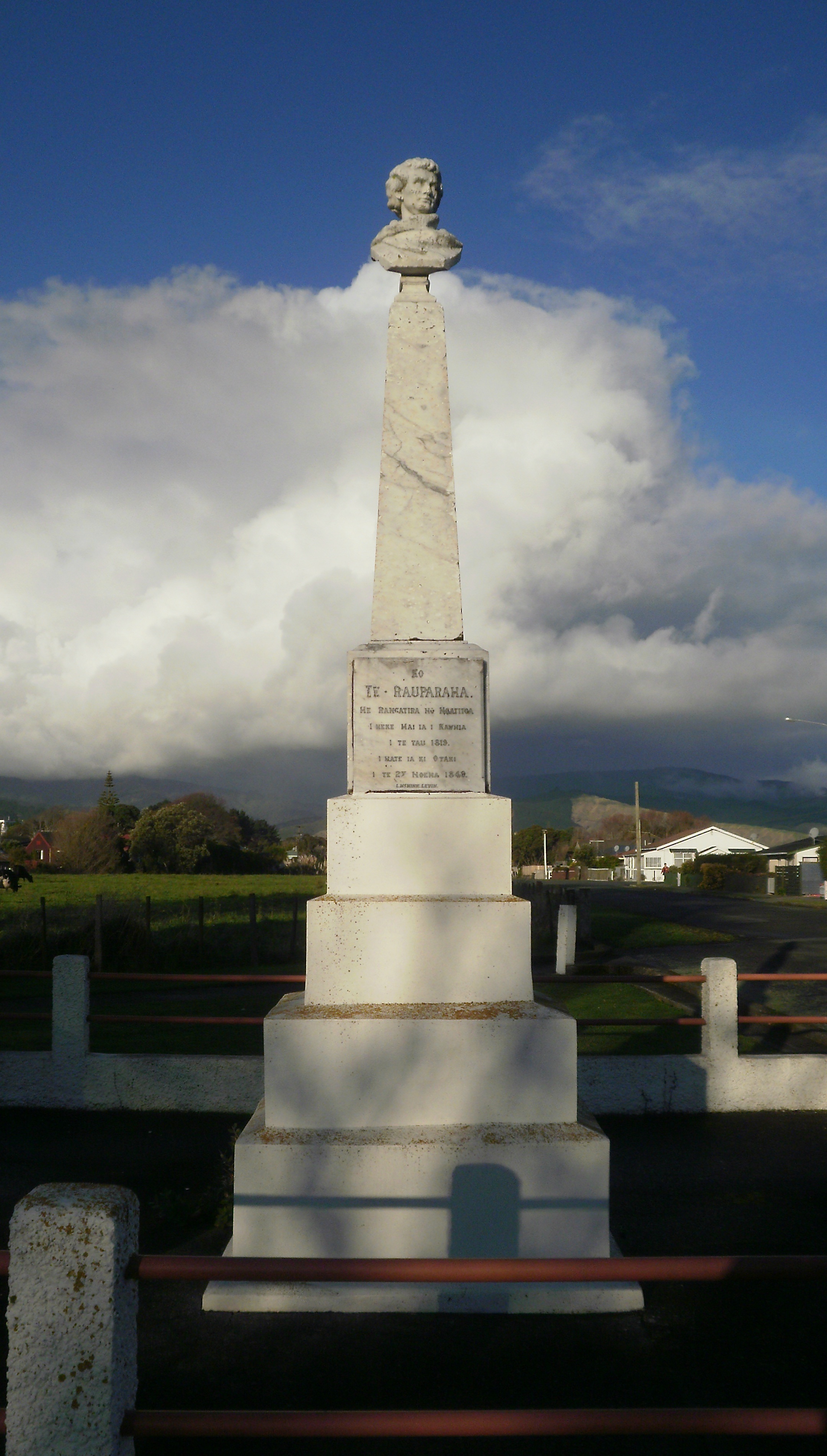 upload.wikimedia.org/wikipedia/commons/d/d2/Te_Rauparaha_Memorial_11.JPG