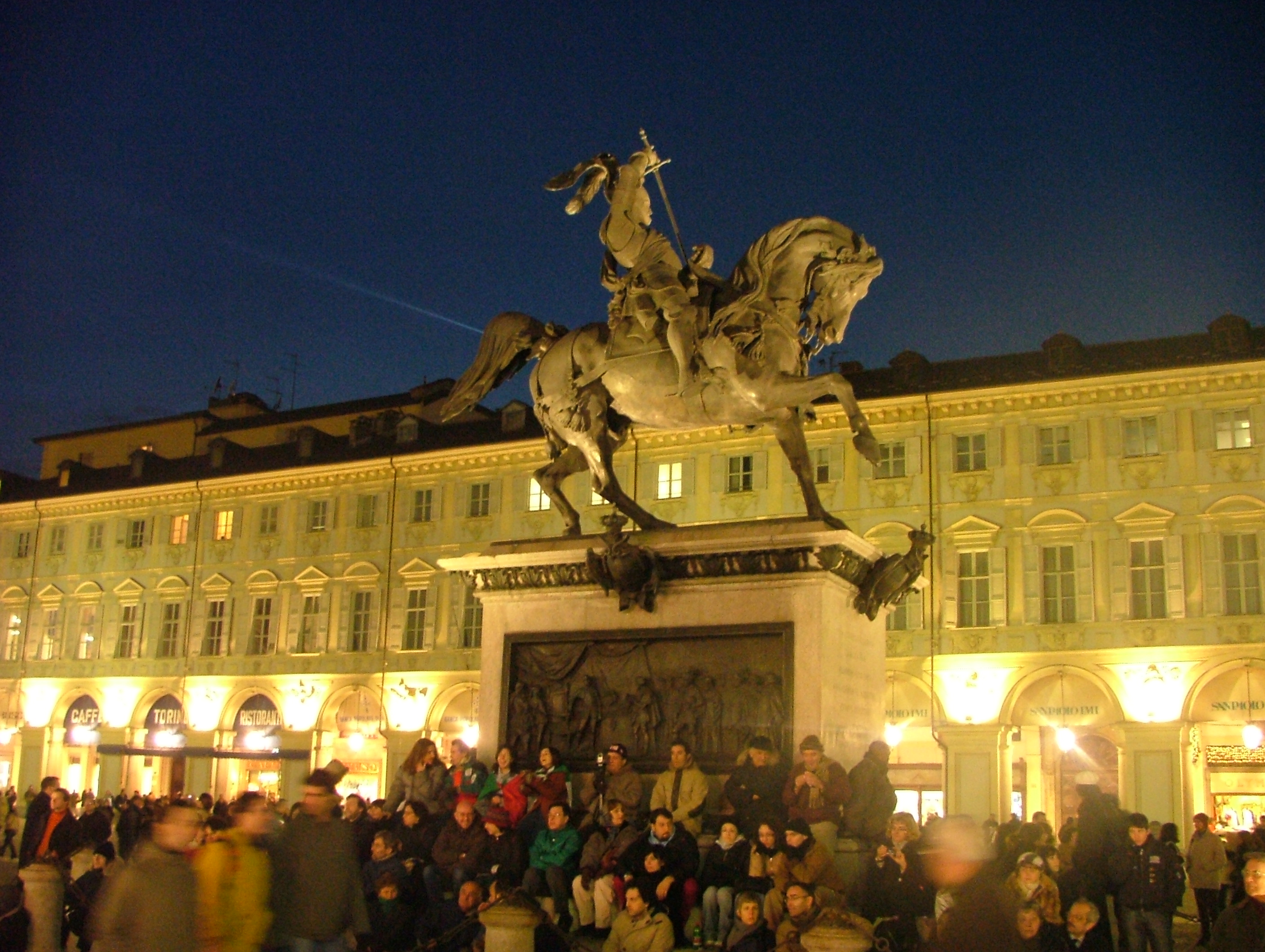 Площадь Сан Карло Турин памятник. Турина Piazza Carlo Alberto ночью. Вечерний Турин. Италия Турин рисунок.