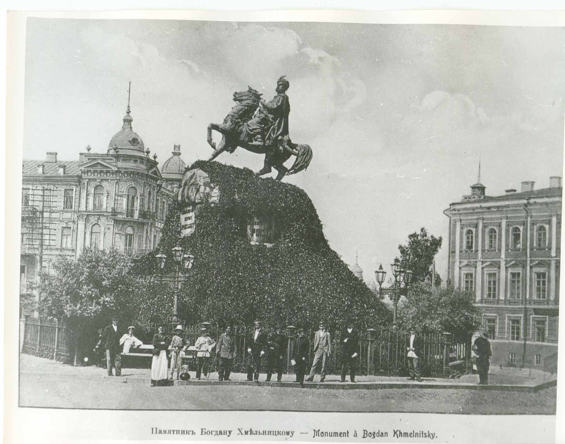 Первый киев. Памятник Богдану Хмельницкому в Киеве Микешин. Памятник Богдану Хмельницкому 19 века. Львов памятник Богдану Хмельницкому. Памятник Богдану Хмельницкому около Одессы.