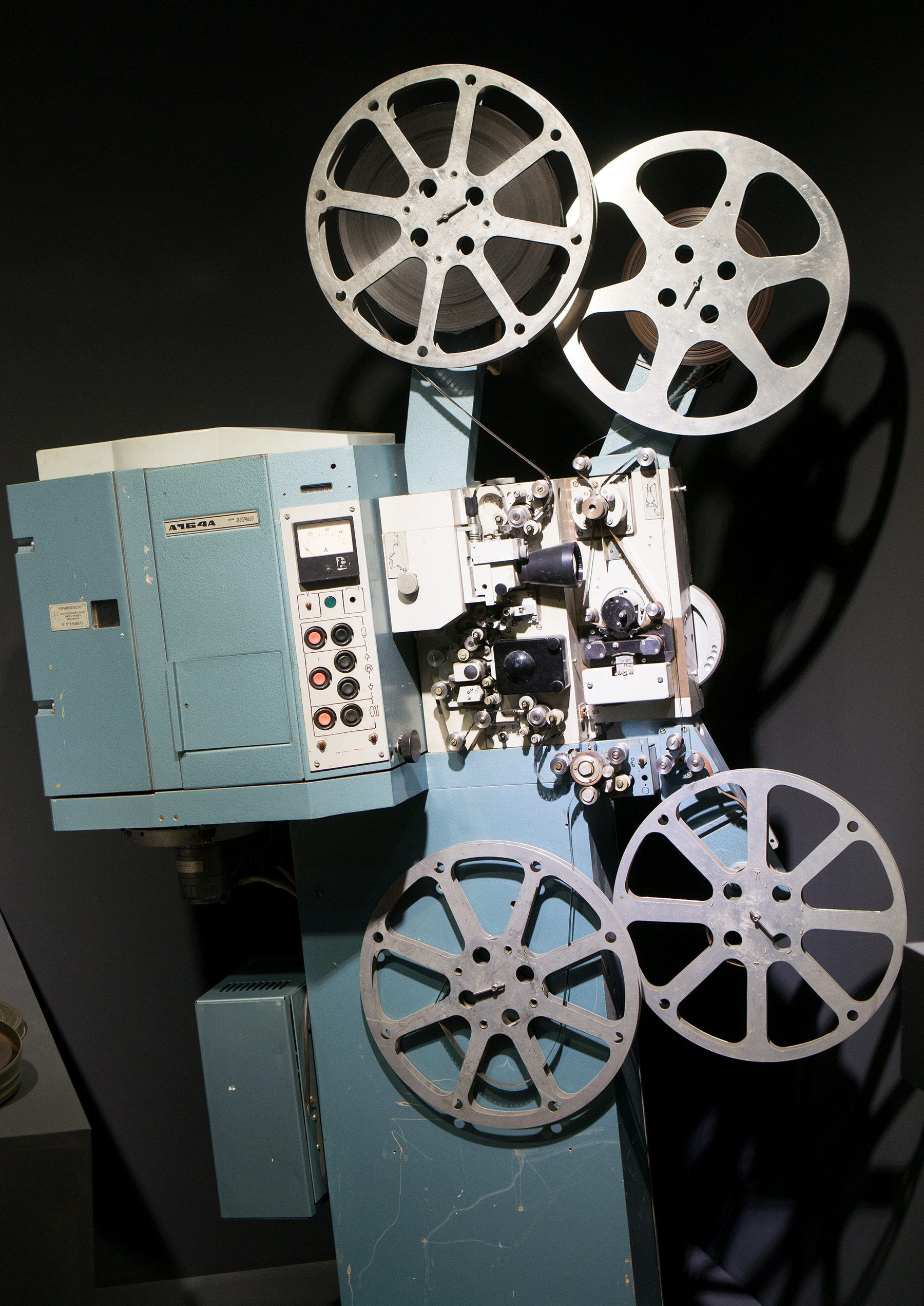https://upload.wikimedia.org/wikipedia/commons/d/d3/A164A_movie_projector.jpg