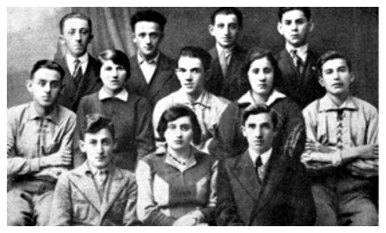 File:A group of -Freiheit- members before leaving as -hachshara-(agricultural trainees).jpg