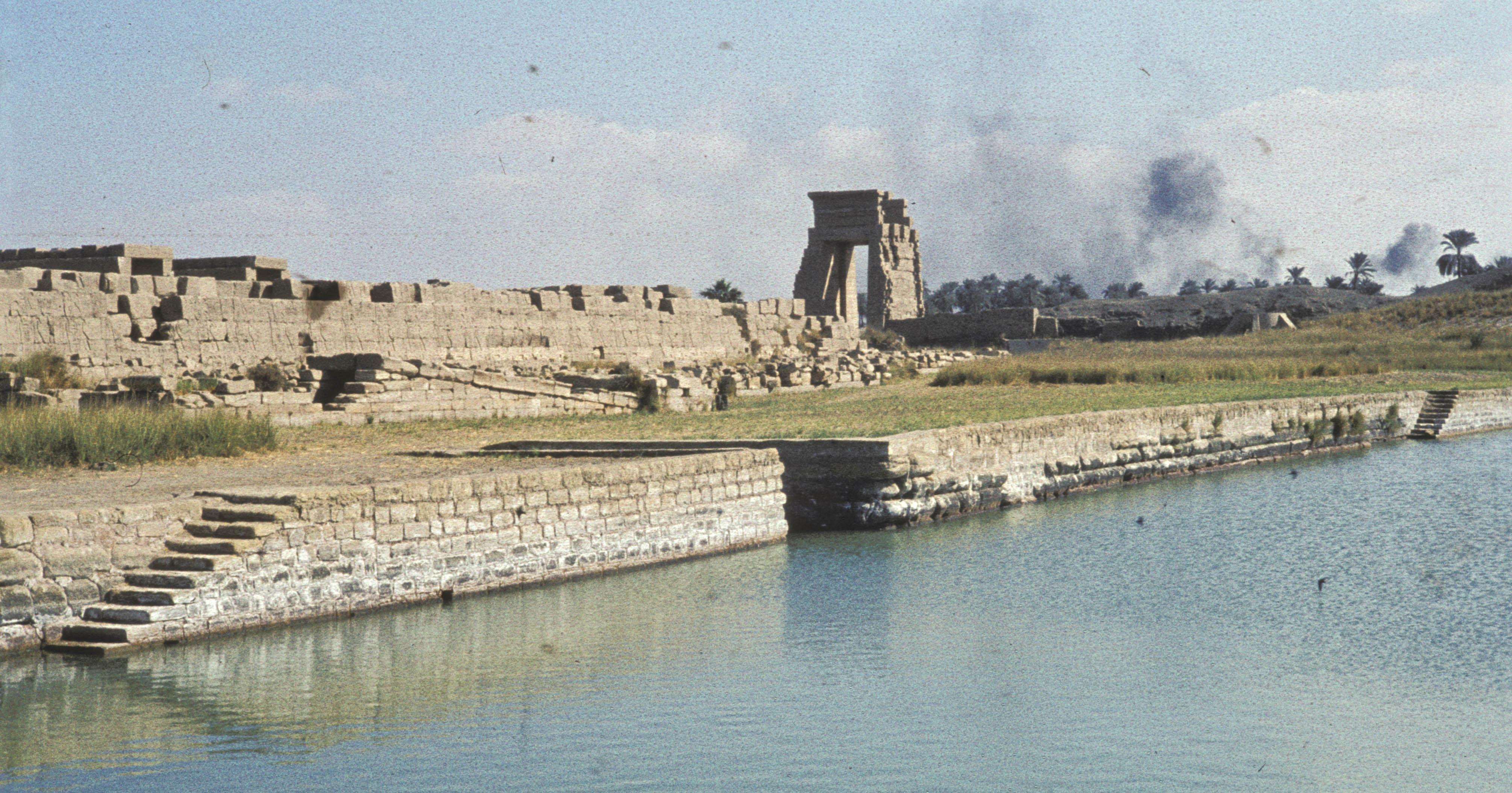 Водохранилища египта. Карнак Бретань город.