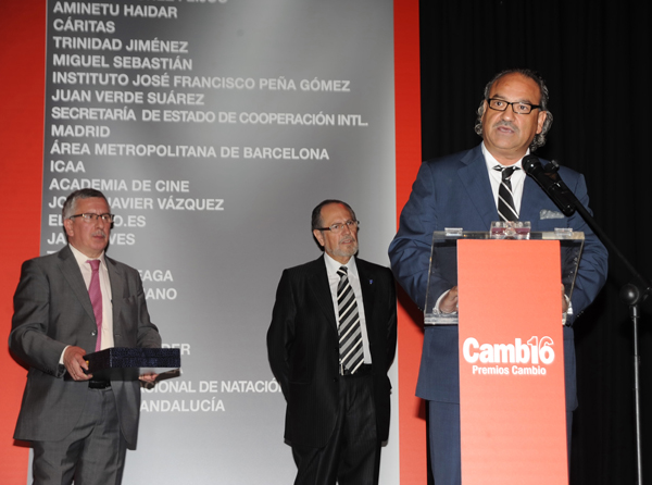 File:AngelJuarez premio Cambio.jpg