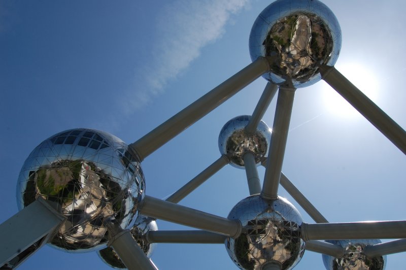 File:Atomium au soleil du printemps.jpg