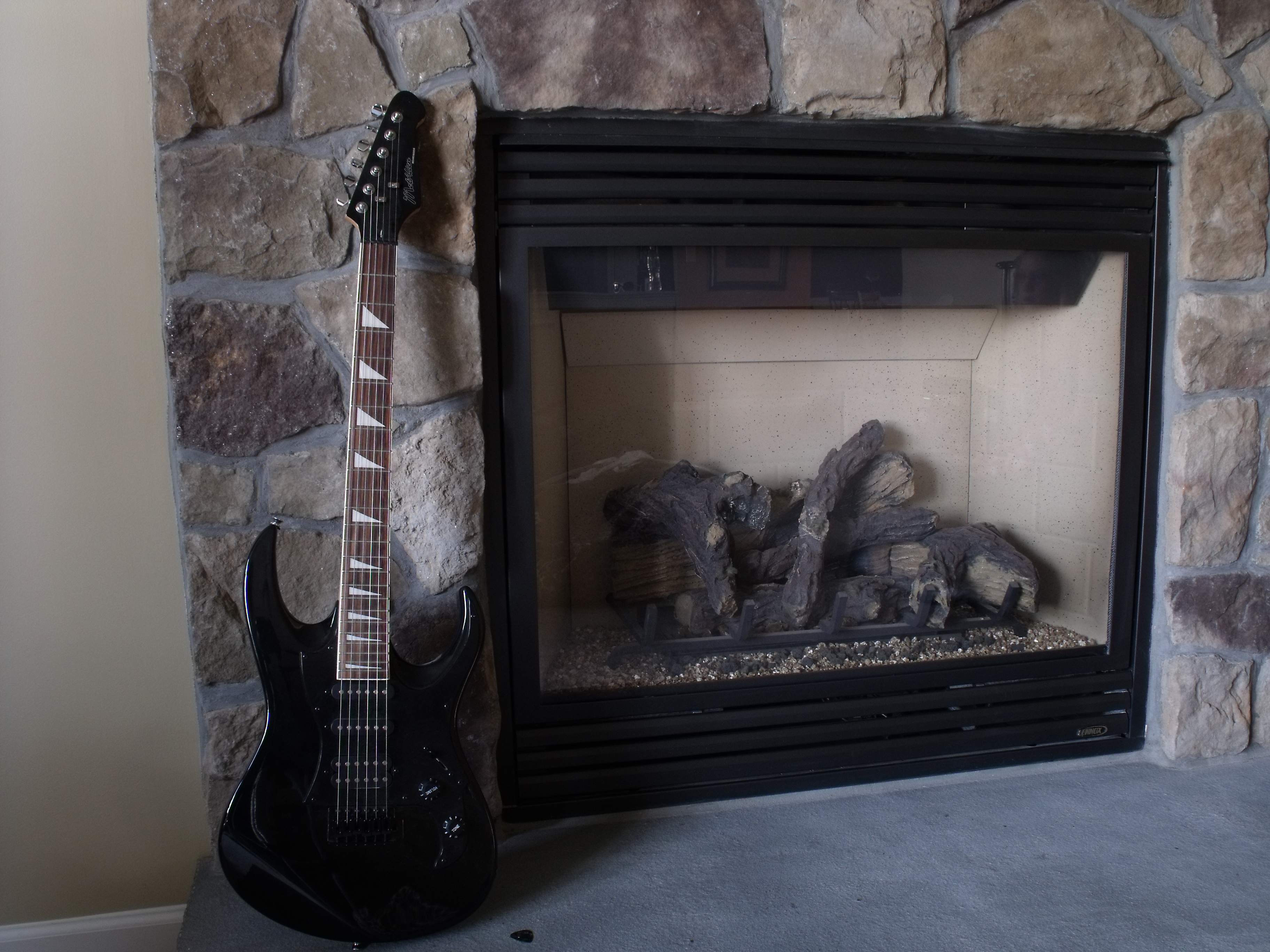 Behringer_iAXE629-BKLS_Metalien_USB_Guitar,_near_by_Fireplace.jpg