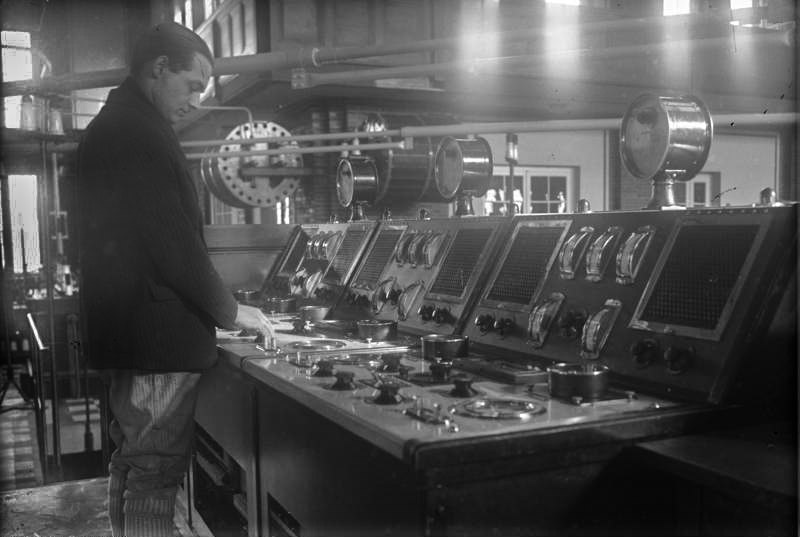 File:Bundesarchiv Bild 102-10518, Nauen, Umspul-Raum der Grossfunkstation.jpg