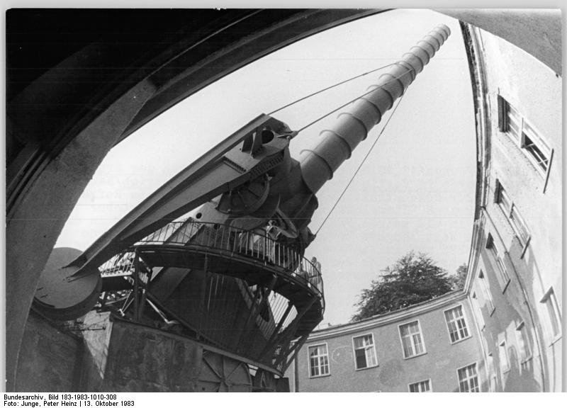 File:Bundesarchiv Bild 183-1983-1010-308, Berlin, Treptow, Archenhold-Sternwarte, Teleskopr, Refraktor.jpg