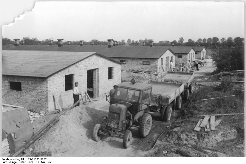 File:Bundesarchiv Bild 183-21325-0002, Falkenberg, Bau von Ställen.jpg