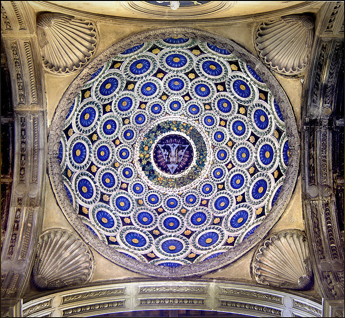 Dome in the porch with the coats of arms of the Pazzi family