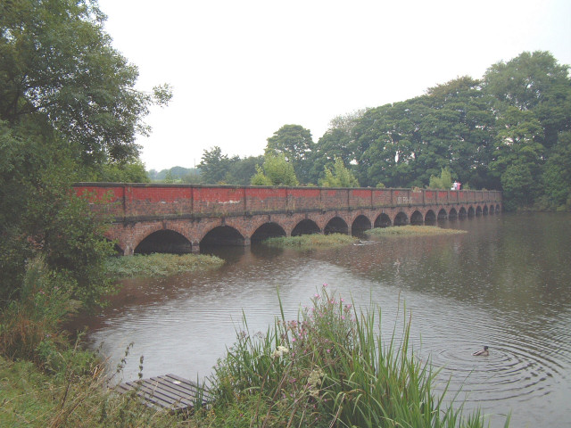 File:Carr Mill Dam - geograph.org.uk - 46995.jpg