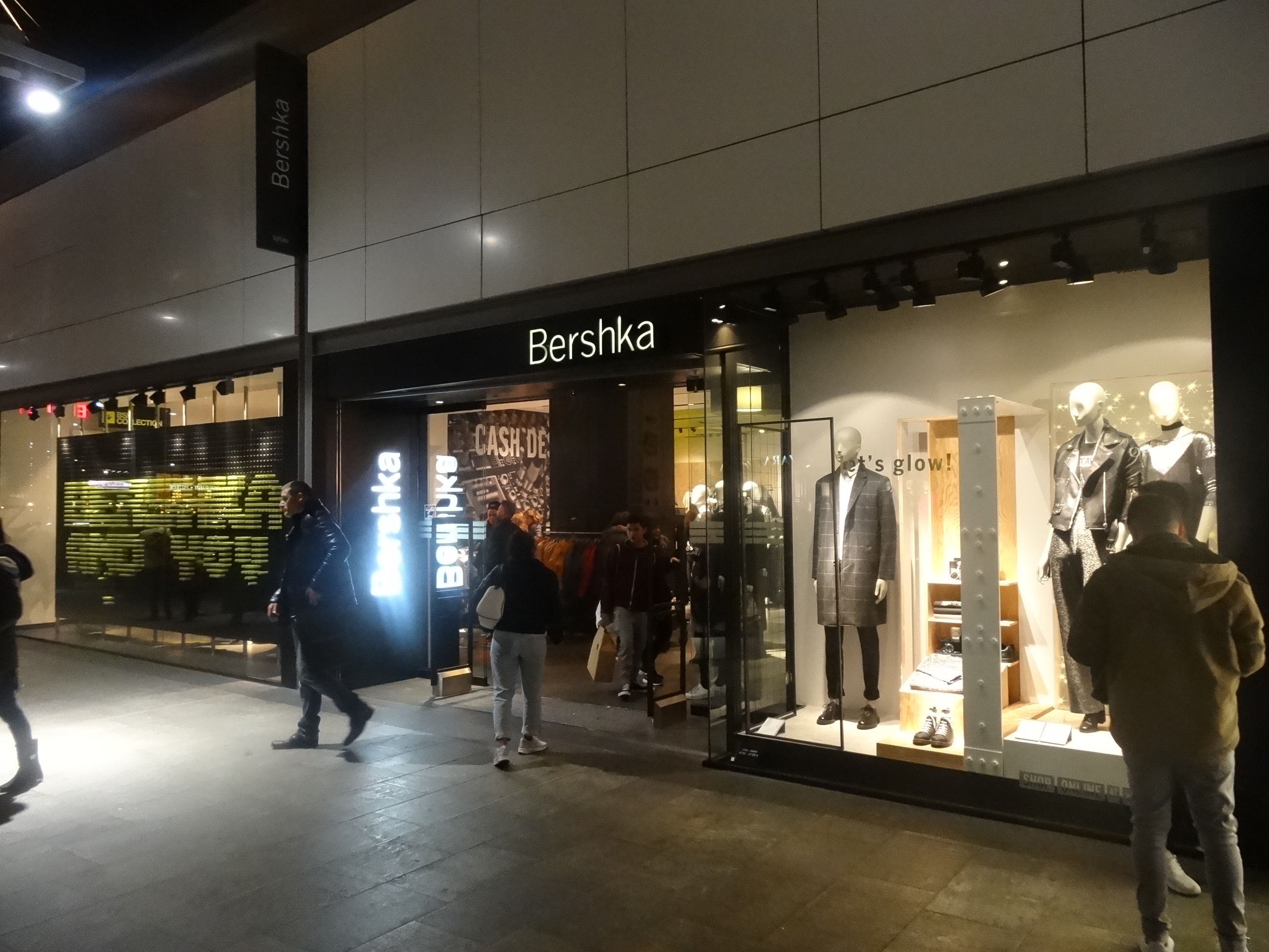 File:Centre Comercial Splau 10 Bershka.jpg - Wikimedia Commons