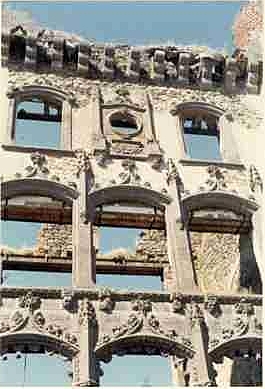 Chateau clavieres-ayrens ruines façade.jpg