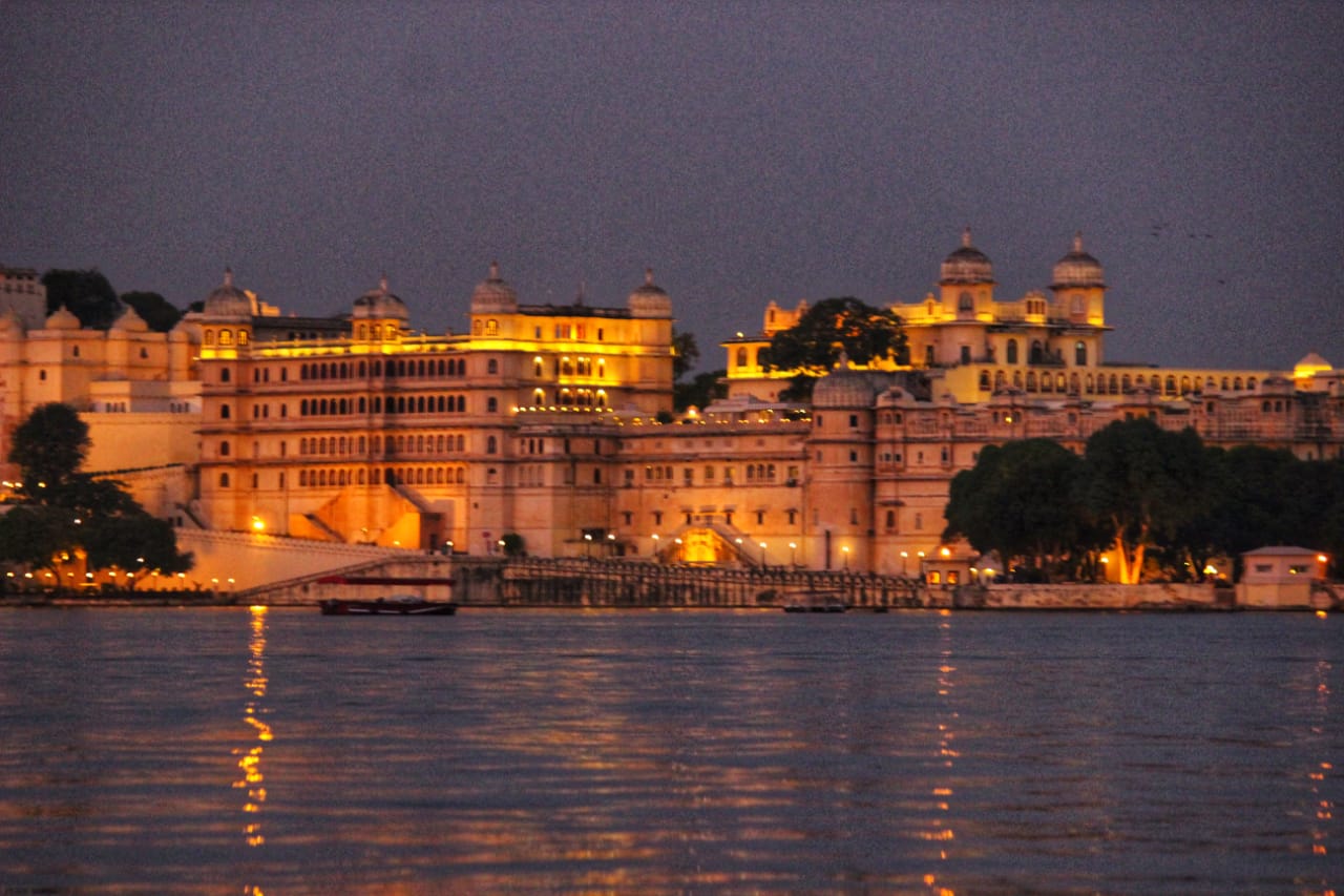 Grand hotels in Udaipur during night
