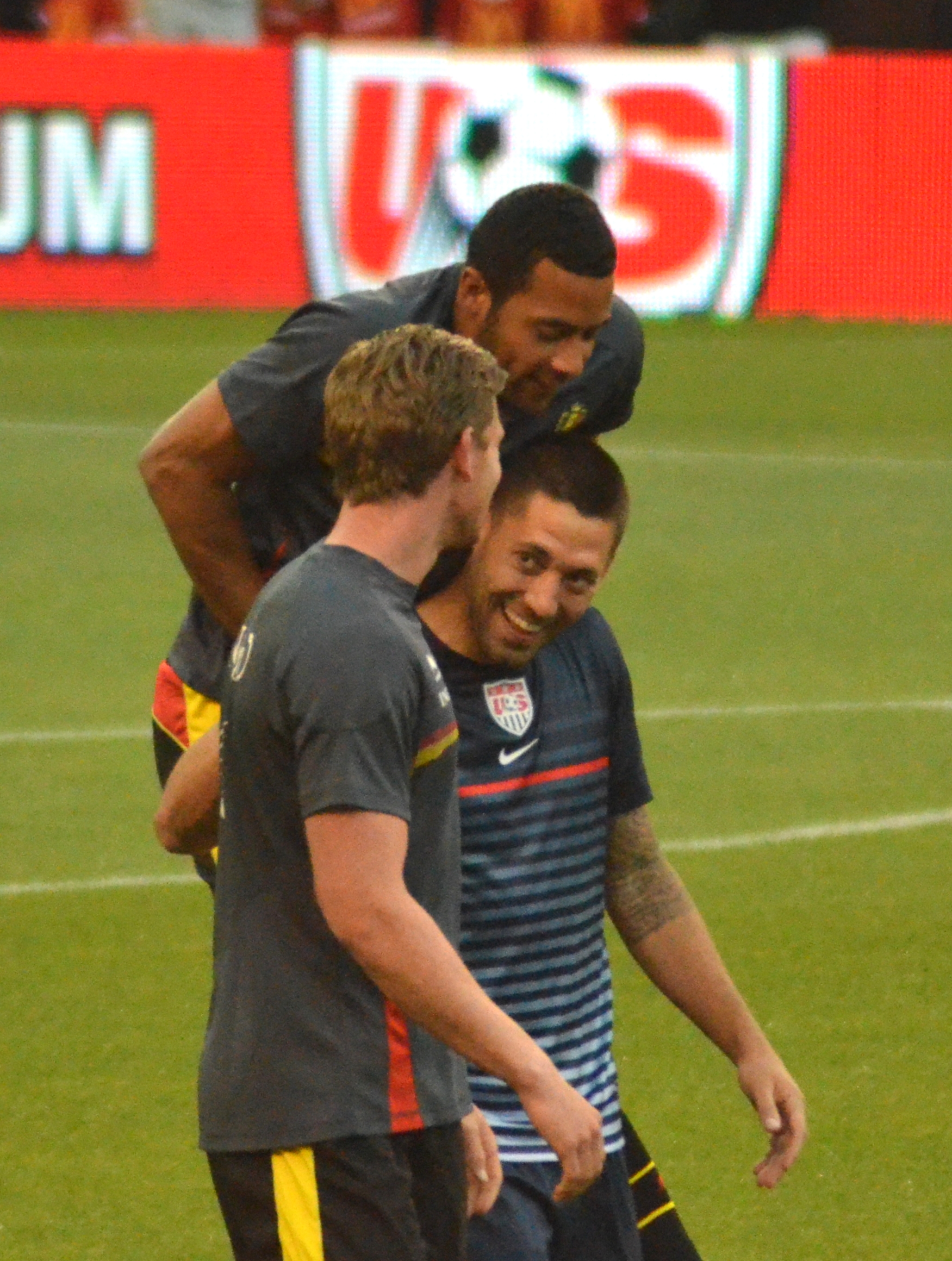 File:Clint Dempsey with Tottenham teammates USA vs Belgium 2.jpg -  Wikimedia Commons