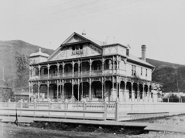 File:Commissioner residence Yukon lac.jpg