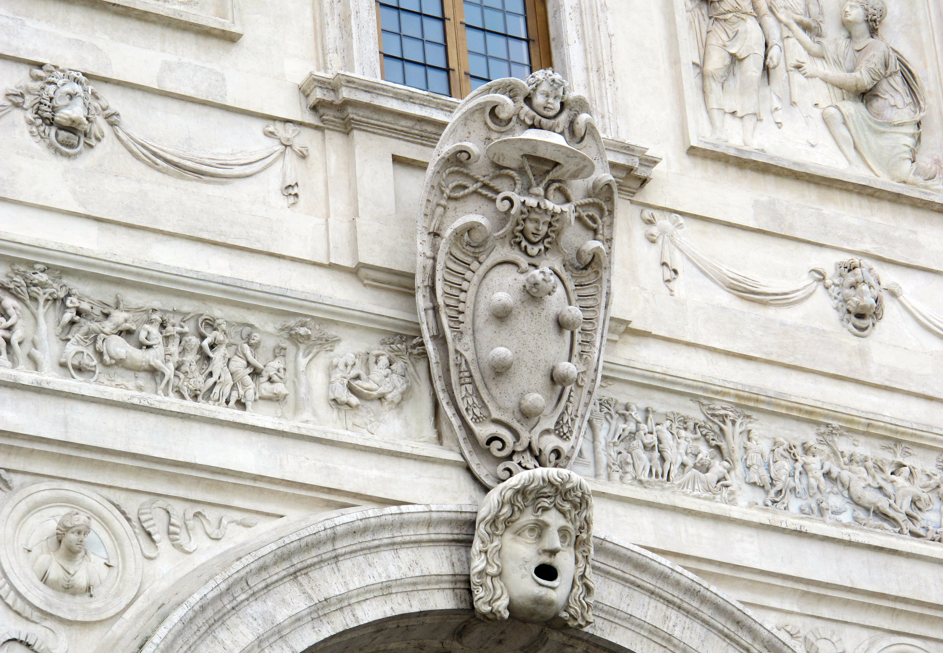 Герб Медичи на зданиях во Флоренции