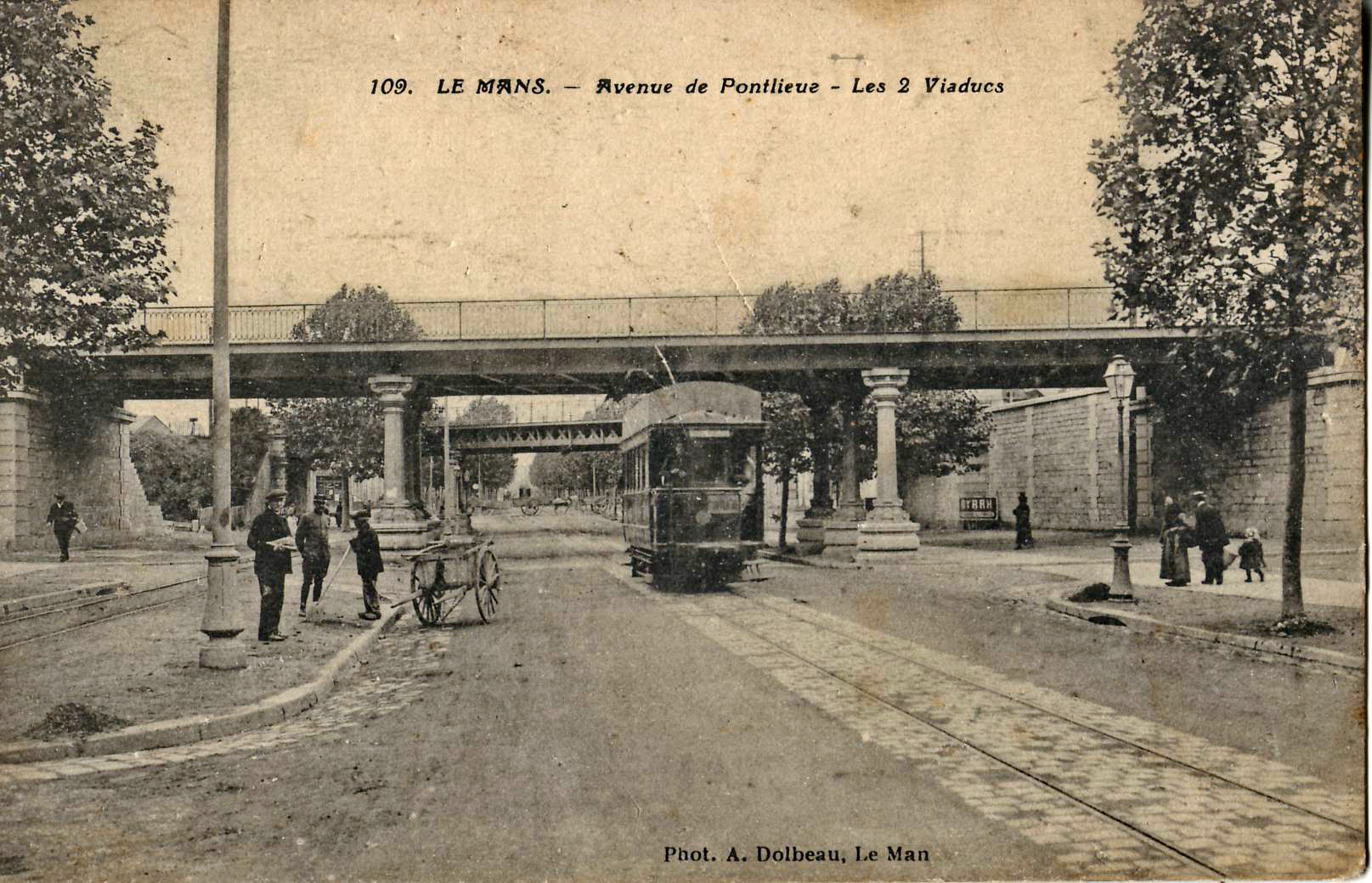 Fichier:Dolbeau 109 - Avenue de Pontlieue - Les 2 viaducs.JPG — Wikilivres