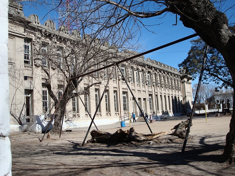 File:Escuela Alemania Montevideo.jpg