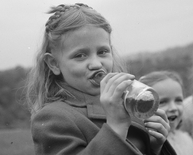 File:Face detail, A child drinking Pepsi Cola before the service held on Memorial Day 8d30387v (cropped).jpg